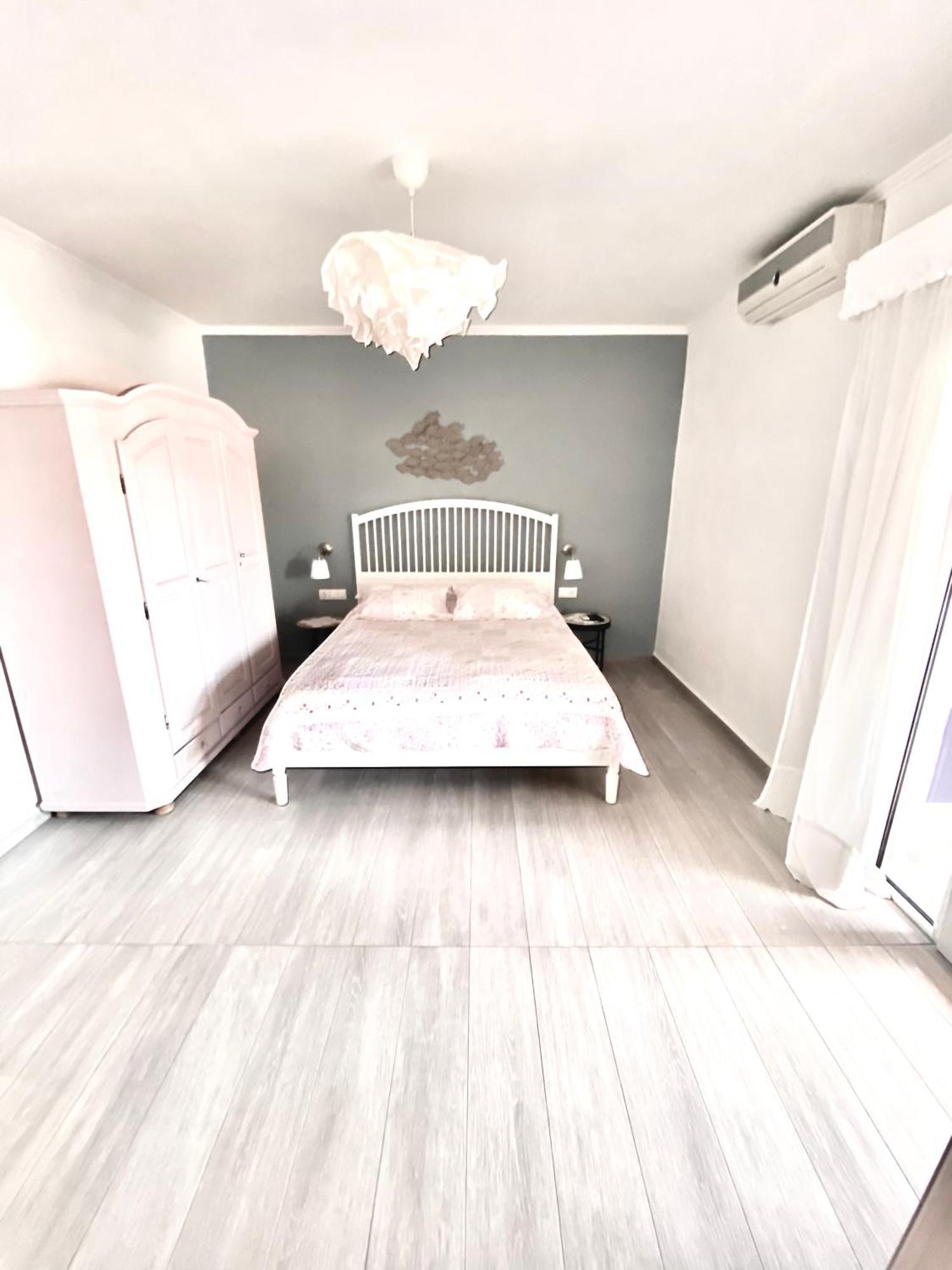 T H E Berlin Studios And Suites Vrasná المظهر الخارجي الصورة