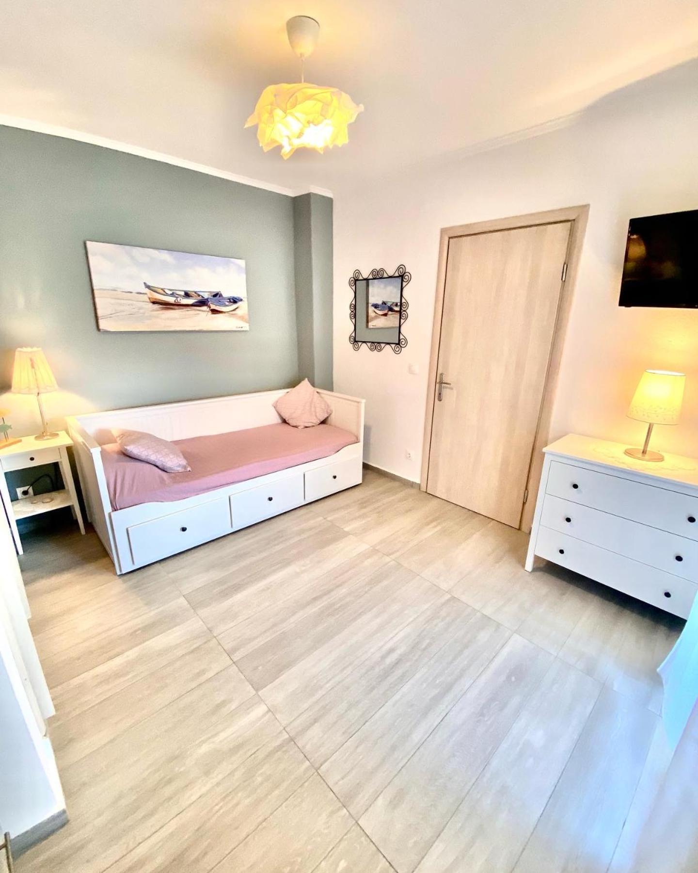T H E Berlin Studios And Suites Vrasná المظهر الخارجي الصورة