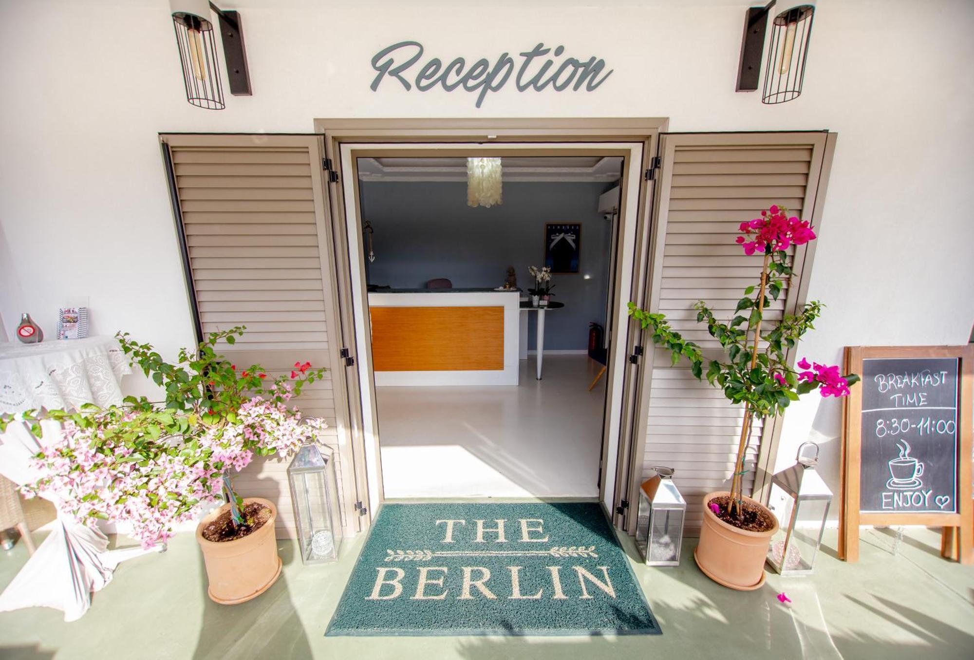 T H E Berlin Studios And Suites Vrasná المظهر الخارجي الصورة