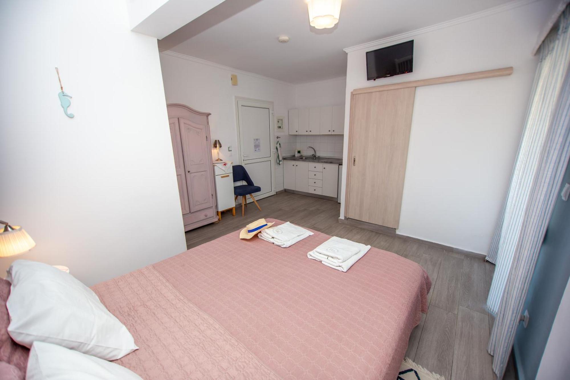T H E Berlin Studios And Suites Vrasná المظهر الخارجي الصورة