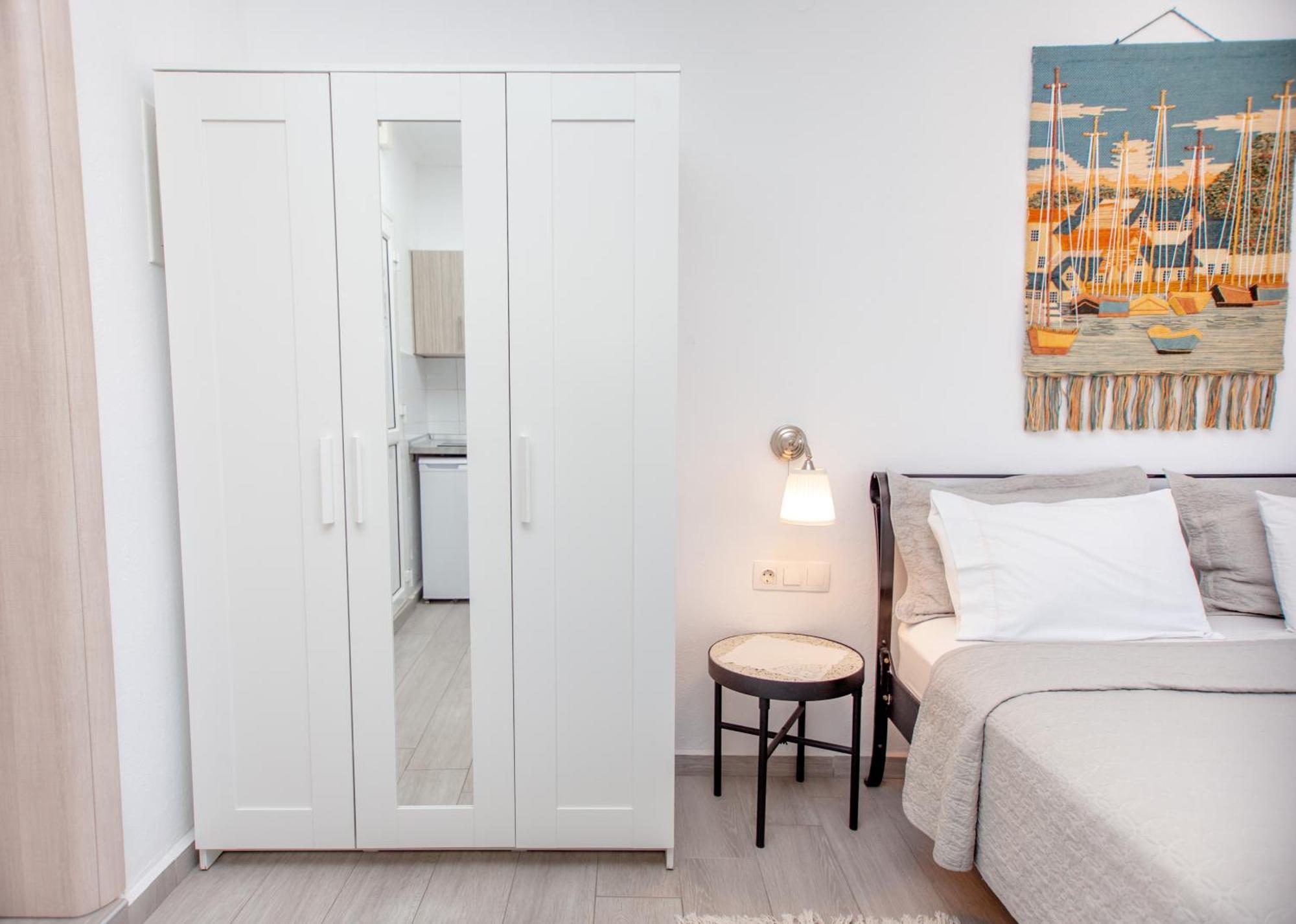 T H E Berlin Studios And Suites Vrasná المظهر الخارجي الصورة