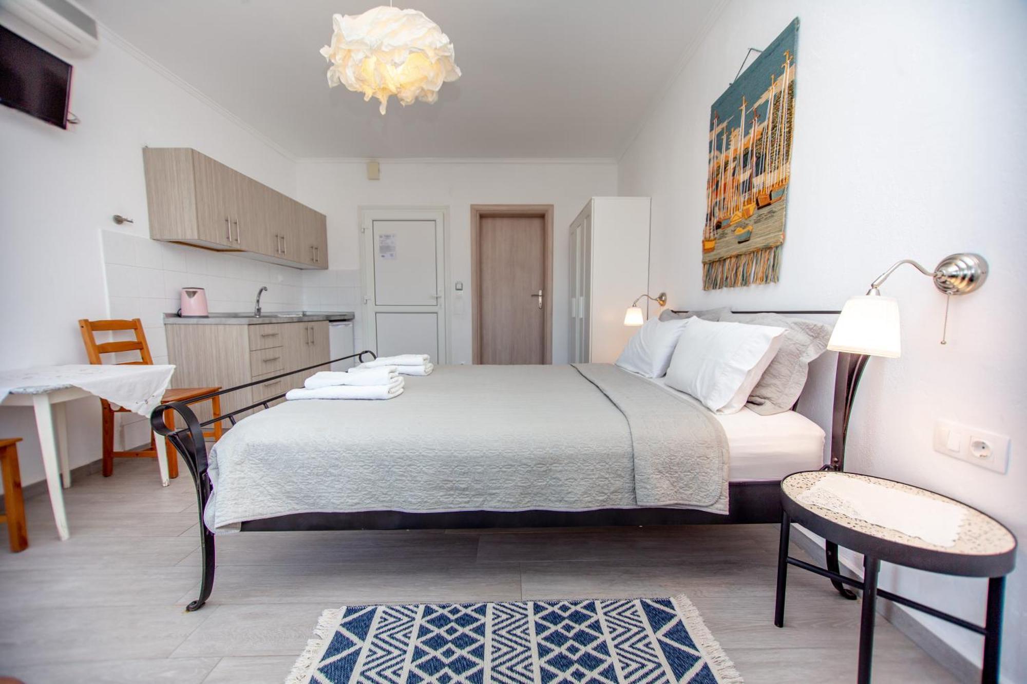 T H E Berlin Studios And Suites Vrasná المظهر الخارجي الصورة