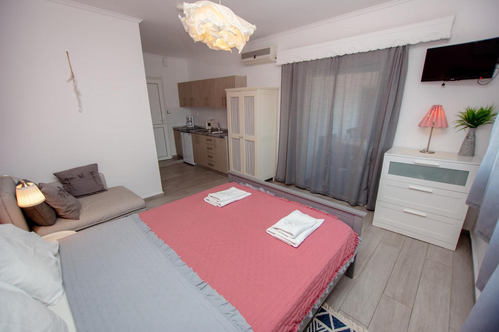 T H E Berlin Studios And Suites Vrasná المظهر الخارجي الصورة