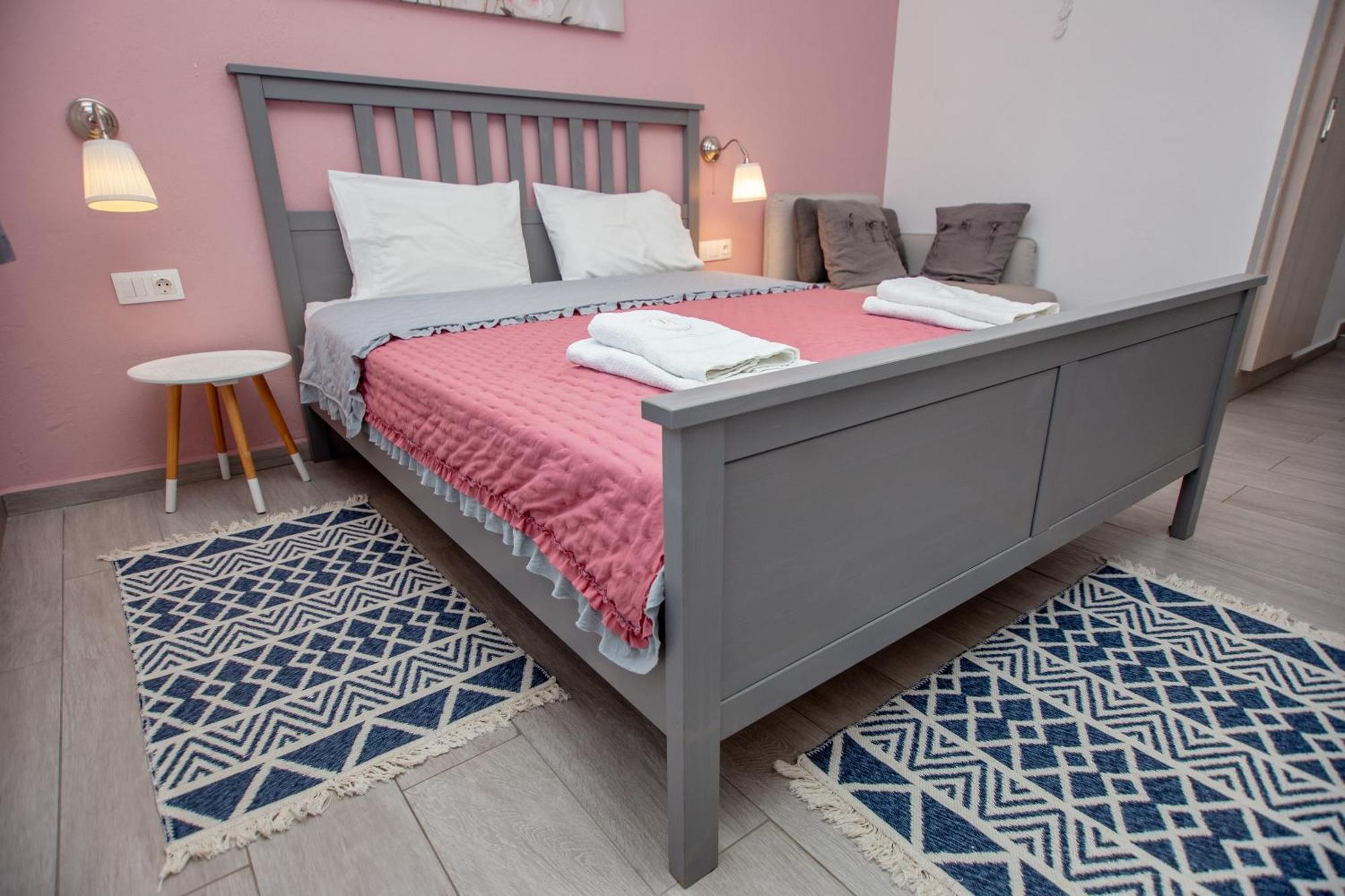 T H E Berlin Studios And Suites Vrasná المظهر الخارجي الصورة