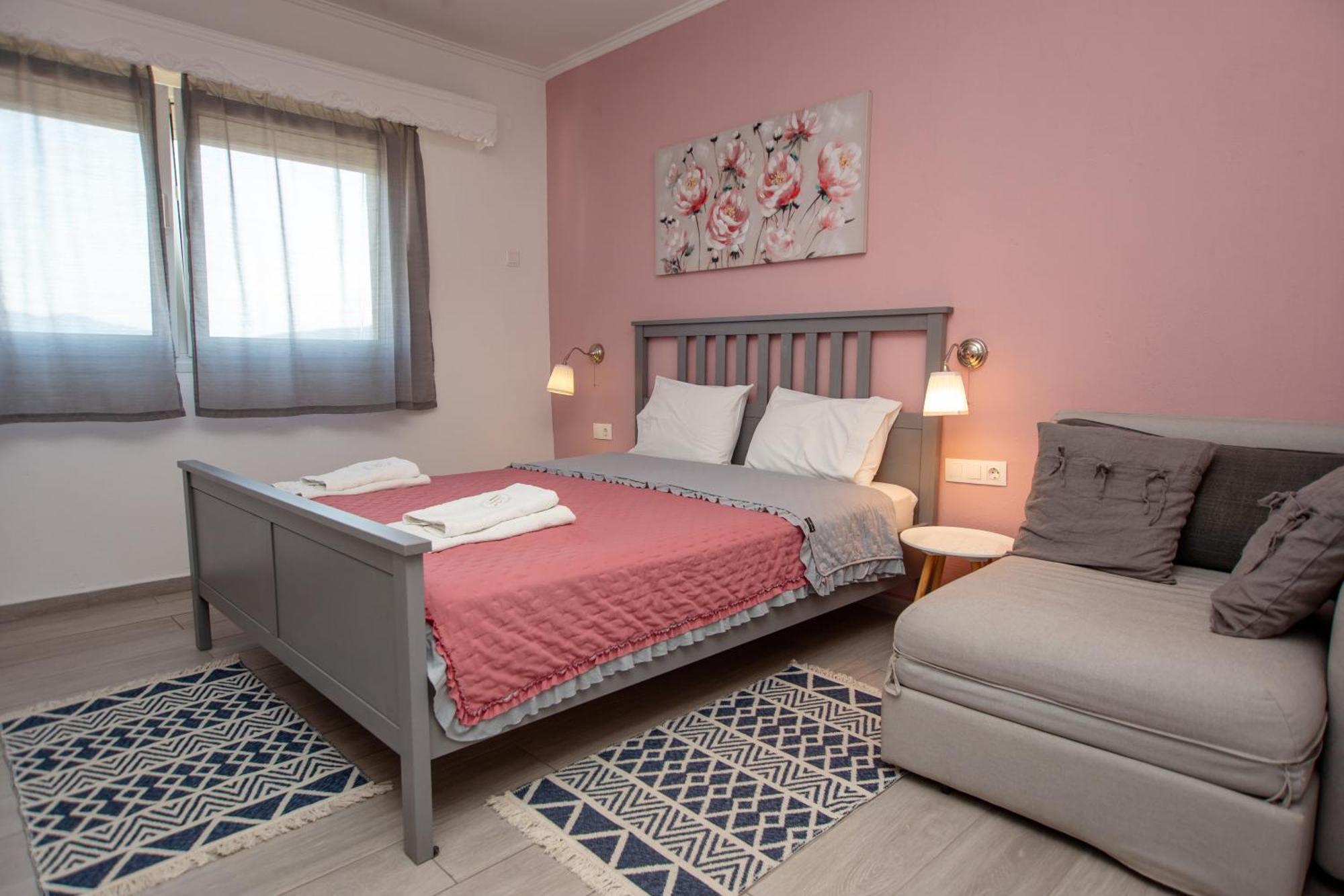 T H E Berlin Studios And Suites Vrasná المظهر الخارجي الصورة