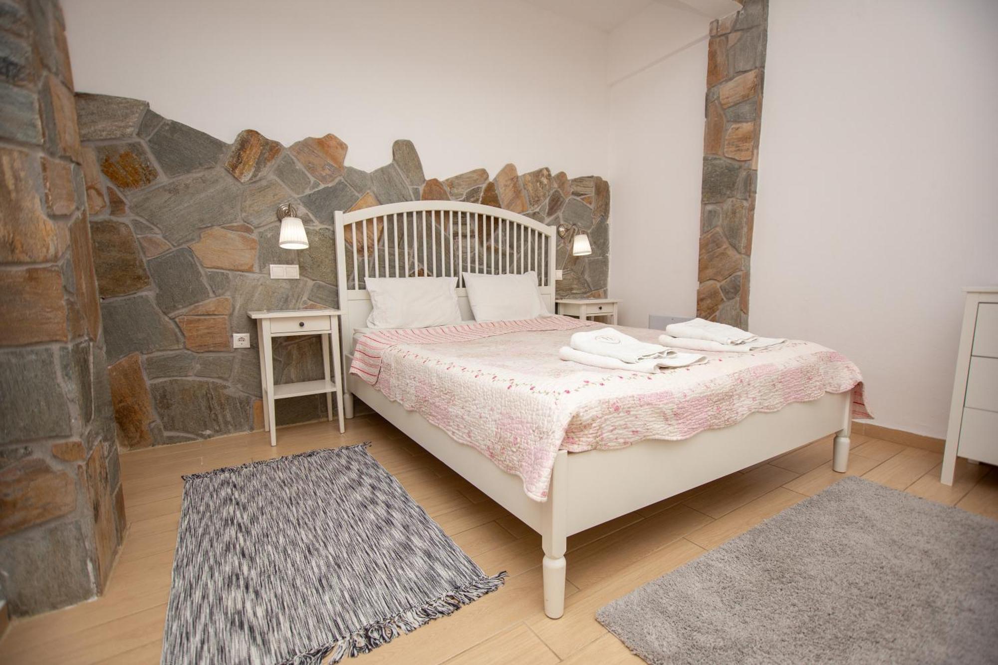 T H E Berlin Studios And Suites Vrasná المظهر الخارجي الصورة