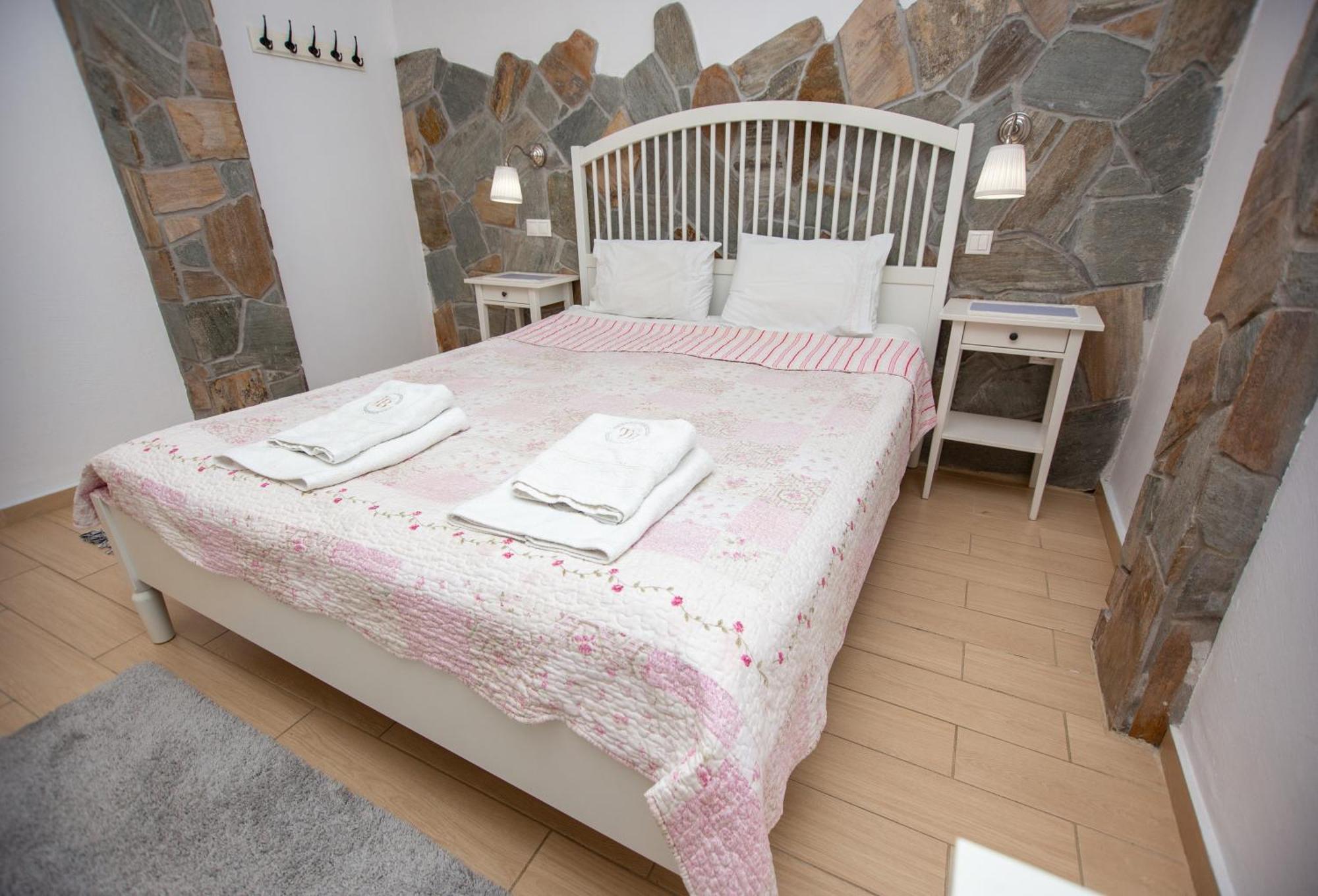 T H E Berlin Studios And Suites Vrasná المظهر الخارجي الصورة