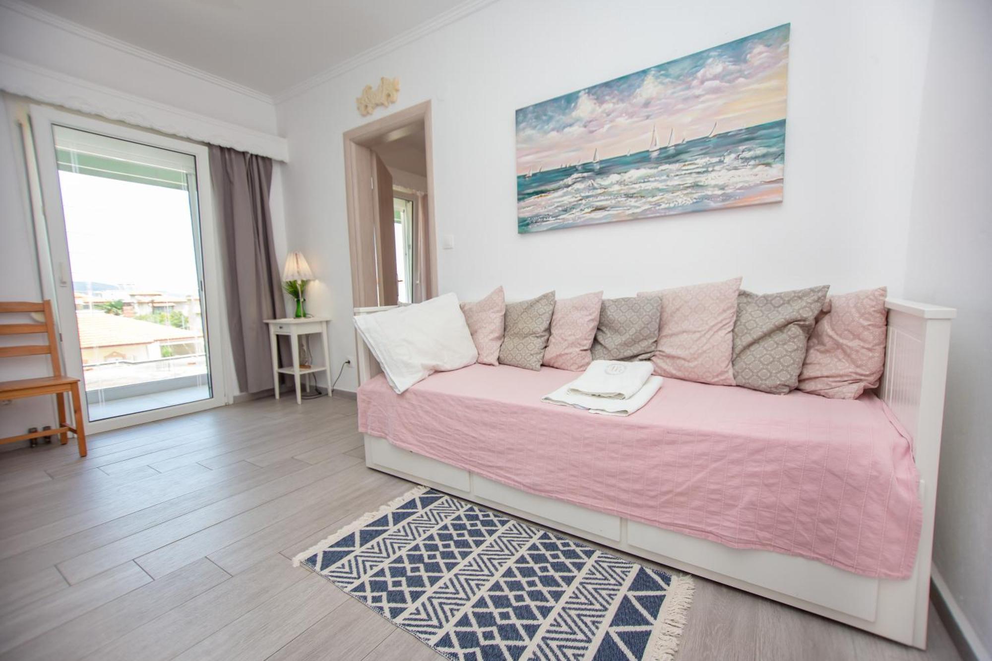 T H E Berlin Studios And Suites Vrasná المظهر الخارجي الصورة