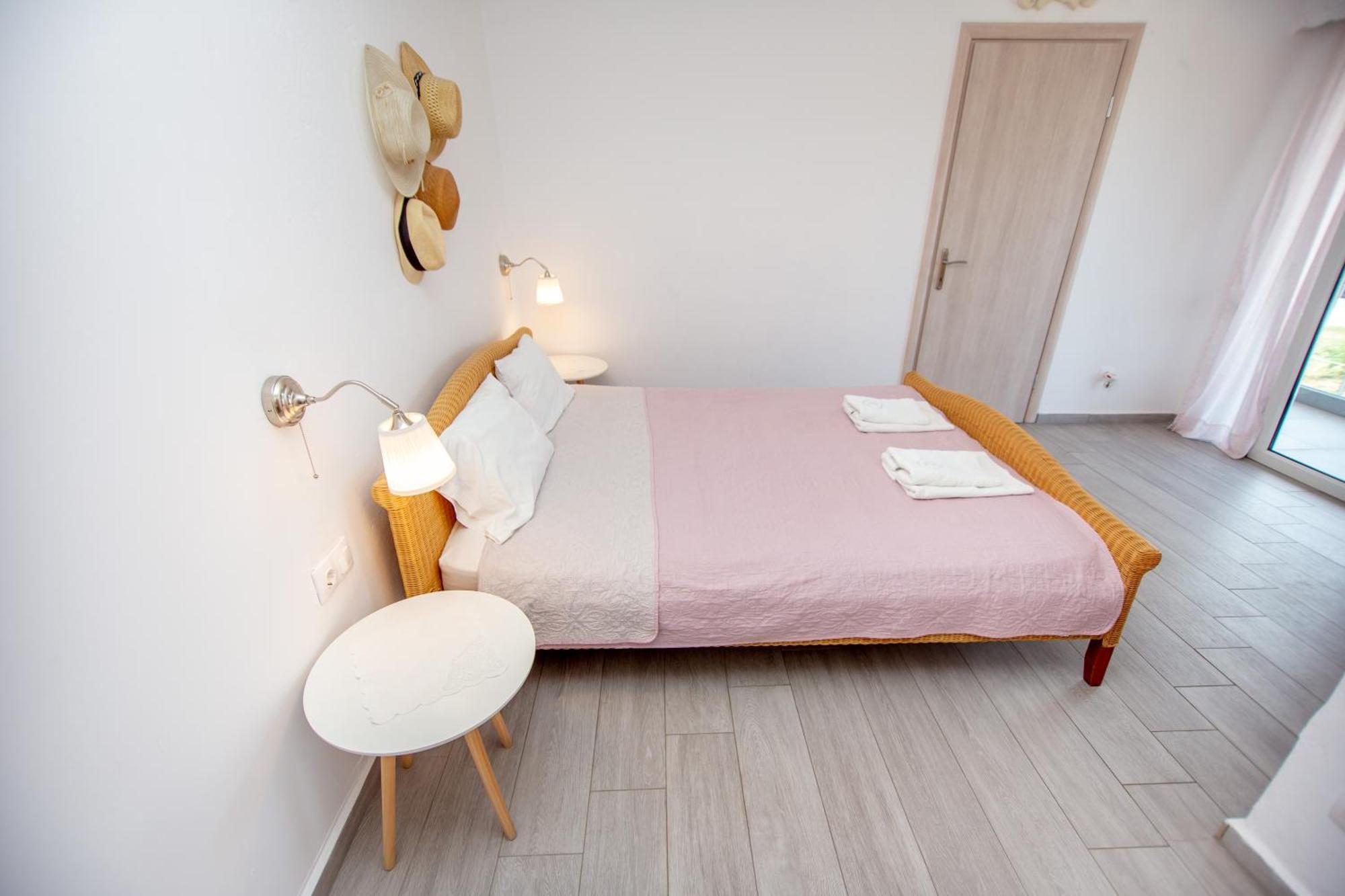 T H E Berlin Studios And Suites Vrasná المظهر الخارجي الصورة