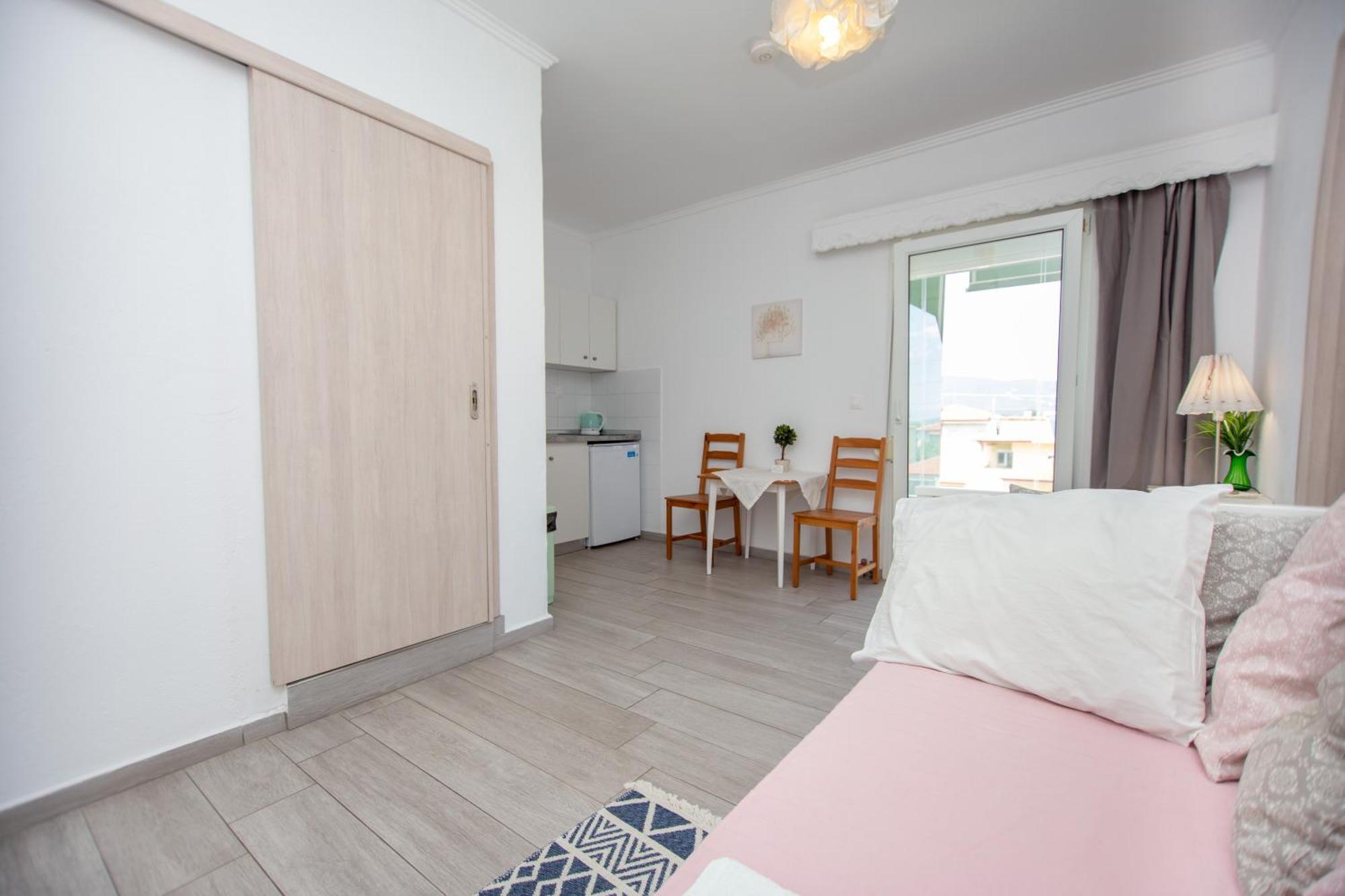 T H E Berlin Studios And Suites Vrasná المظهر الخارجي الصورة