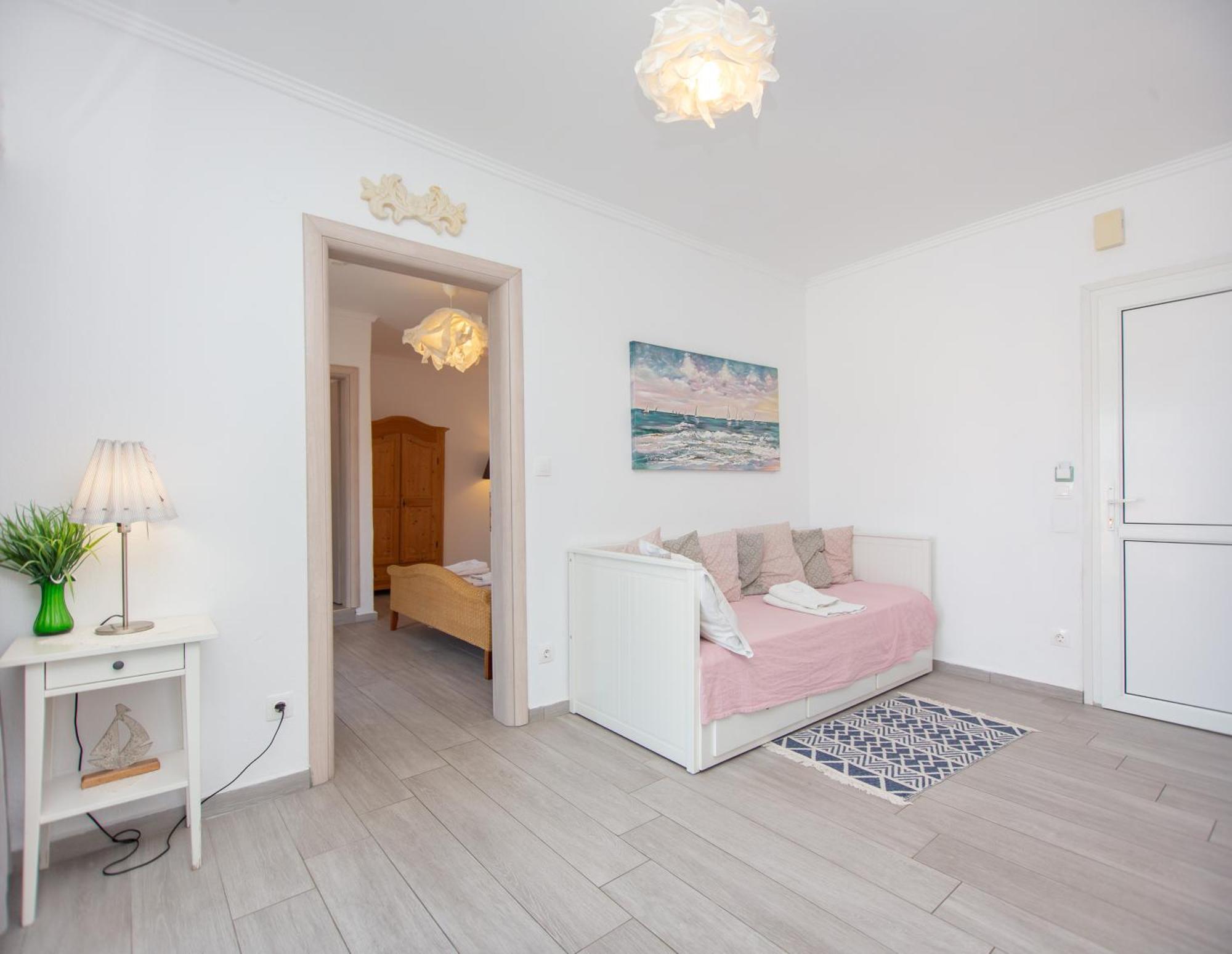 T H E Berlin Studios And Suites Vrasná المظهر الخارجي الصورة