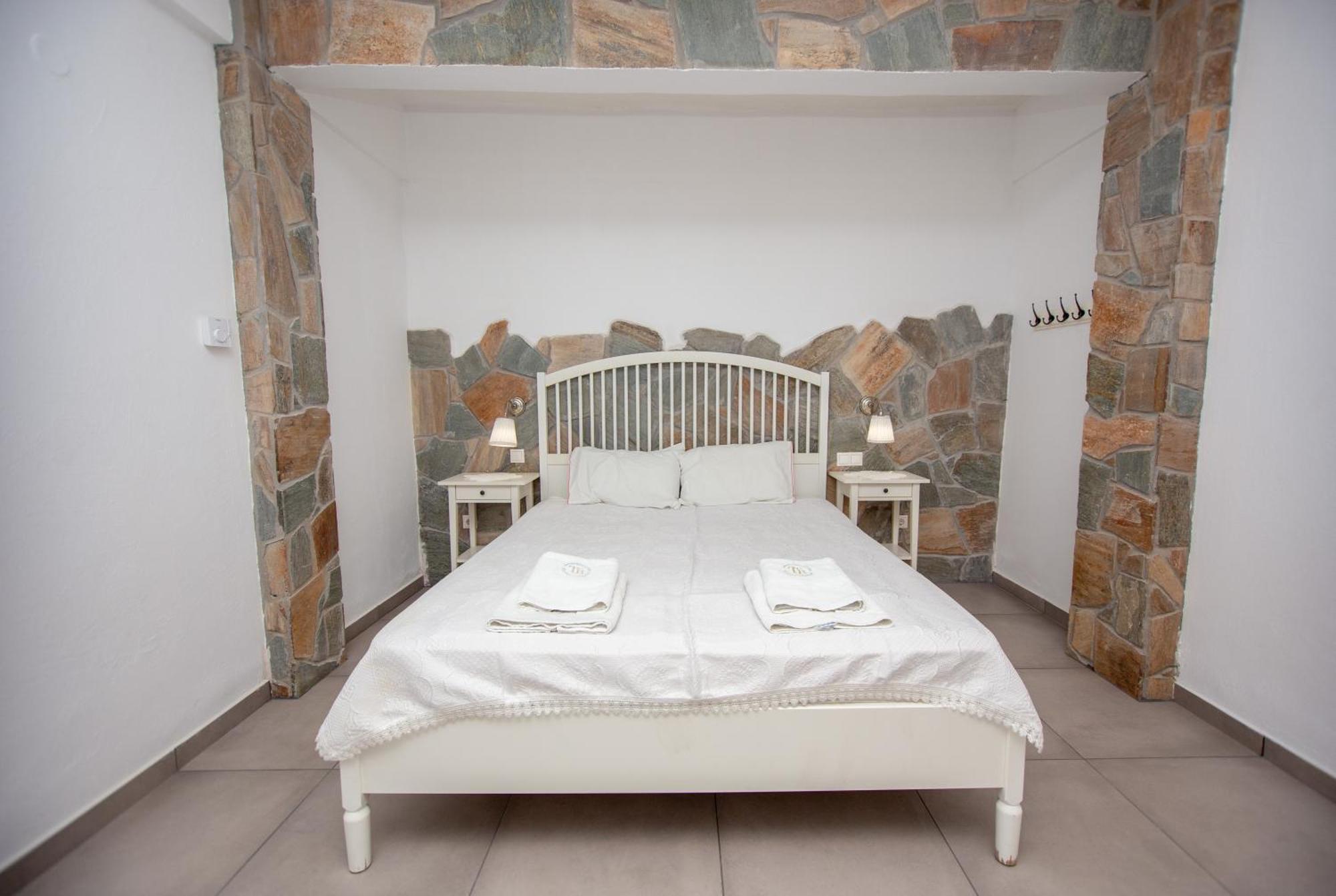T H E Berlin Studios And Suites Vrasná المظهر الخارجي الصورة
