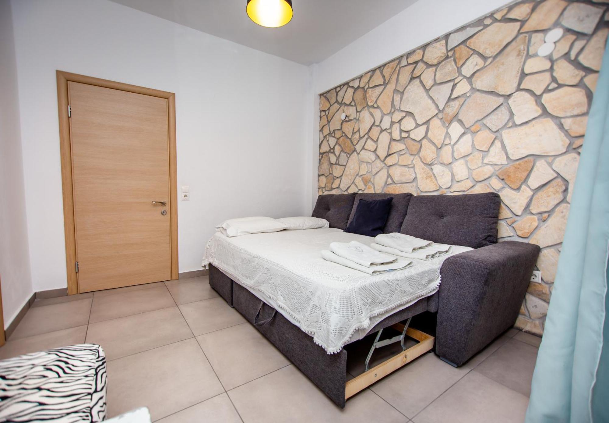 T H E Berlin Studios And Suites Vrasná المظهر الخارجي الصورة
